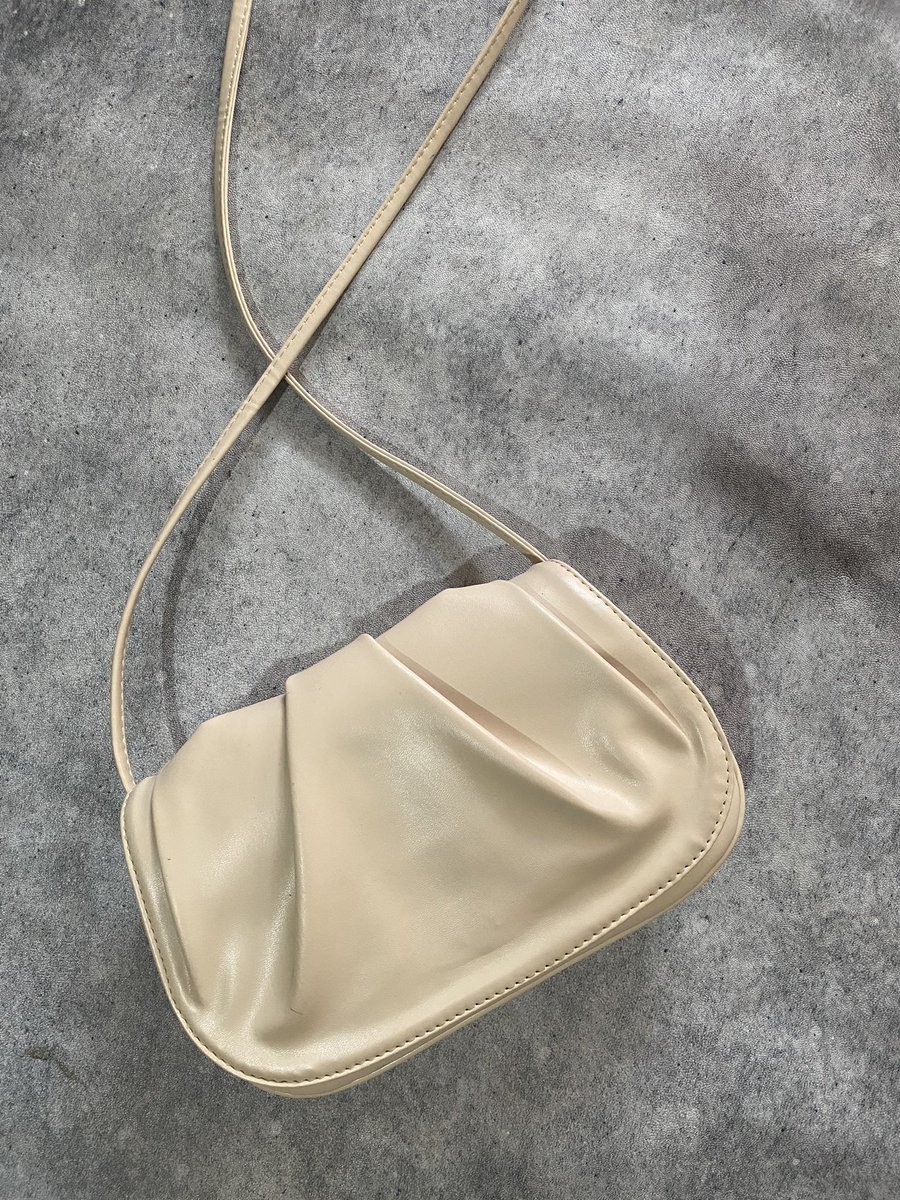 inipenpen's tweet photo. Sling bag lucu bgt! Sering aku pake buat hang out, kadang jdi hand bag buat acara formal. Ada 3 kantong tas, 2 bagian depan dn 1 bagian belakang. Bahan lembut harganya cuma 60rb‼️😭🫶🏻 https://t.co/q37GZEaqav https://t.co/jLFmVioVin