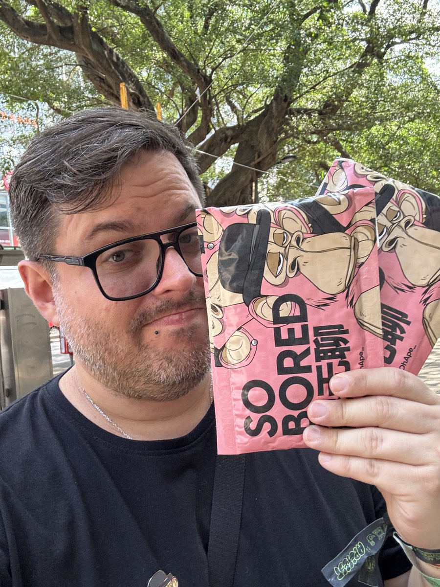 Remember to come and say hi if you want to receive your pink pack! <a href="/BoredApeYC/">Bored Ape Yacht Club 🍌</a> #MadeByApes