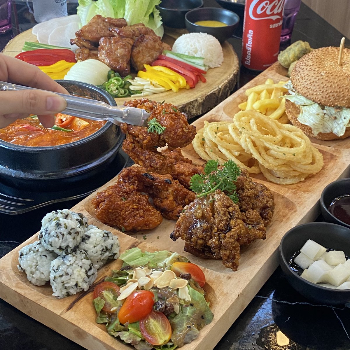 pokkong_'s tweet photo. 🍗🍟Chibing Chicken & Bingsu เอาใจสาวกไก่ทอดเกาหลีแบบจัดเต็ม ร้านอาหารเกาหลีเปิดใหม่ย่านอ่อนนุช มีครบทั้งคาวหวาน ใครมาต้องสั่งเซต BTS มีทั้งไก่ทอด เบอร์เกอร์ ซุปกิมจิ เครื่องเคียงต่างๆแบบอิ่มคุ้มมากๆ ไก่อร่อยยย รสชาติดี เข้มข้น
📍อ่อนนุช 7
⏰ เปิด 24 ชม. #ChibingTH #อร่อยไปแดก https://t.co/3gghvz9oiA