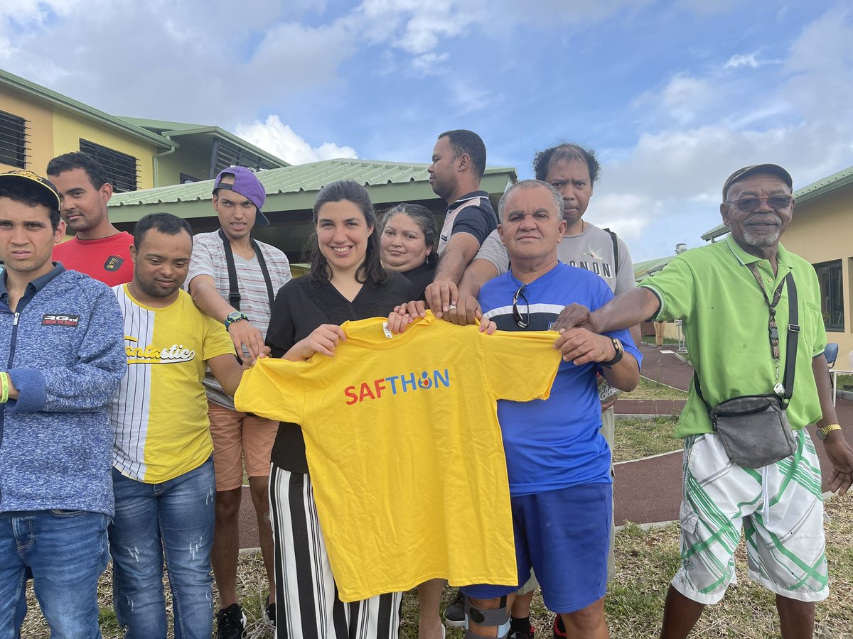 Des adultes de l’Adapei de La Réunion et leurs aidants se mobilisent pour protéger les grossesses du toxique alcool.
Une des nombreuses initiatives qui a permis de faire de la Réunion depuis 3 ans La region qui protège le mieux les fœtus du toxique alcool ( plus de 500 enfants