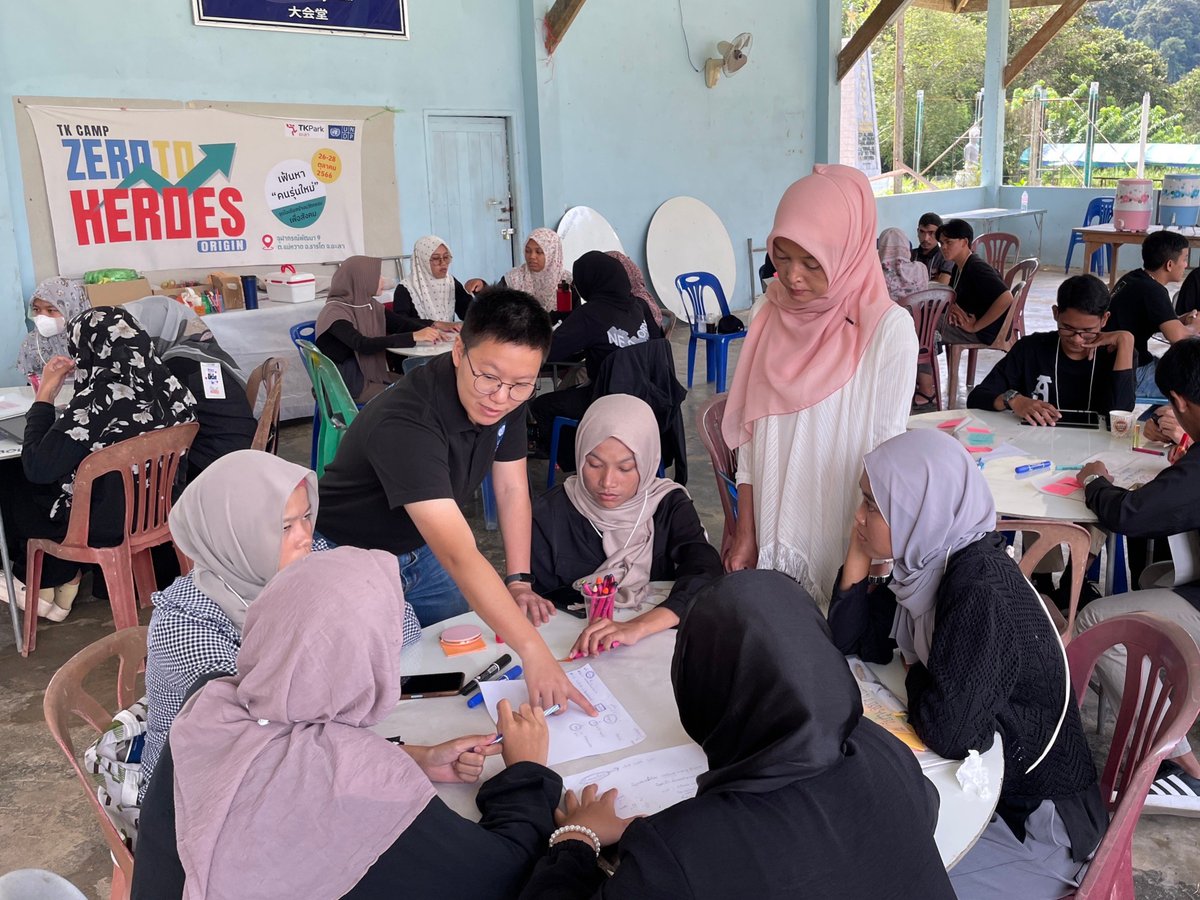 UNDPThailand's tweet photo. 🦸♀Incubating youth to be 'local heroes'
@UNDPAccLabs🇹🇭x @TKPark_TH launched 'Zero to Heroes' challenge working with youth to build upon existing capitals to develop businesses 💡that do not only generate income but also benefit vulnerable people in communities.🤝
#AccLabTH https://t.co/XtEujoOrdq