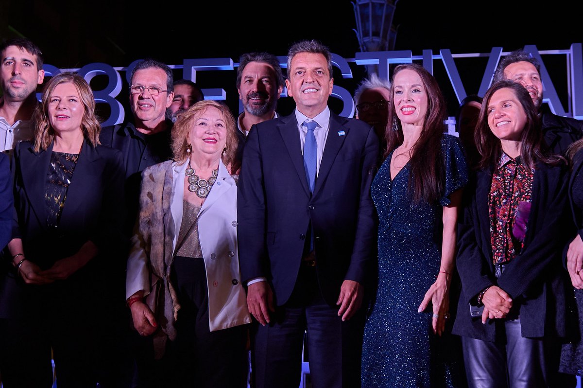 onettovictoria's tweet photo. Dimos por iniciado el 38° Festival Internacional de Cine de Mar del Plata 🎬 junto a @SergioMassa , el Ministro @CulturaNacionAR , Tristán Bauer, @fsaintout y autoridades del #Festival, nacionales y provinciales y querídisimos colegas actores y actrices en el maravilloso @auditoriumrs 

Creemos fuertemente que el cine es una de las manifestaciones artísticas que contribuyen a la construcción de nuestra identidad nacional. Como herramienta que fomenta el pensamiento crítico, impulsar la industria cinematográfica con sus actores, actrices, cineastas, productores, montajistas y editores, resulta fundamental para continuar repensando la idiosincrasia de nuestro pueblo. 

Este Festival es el único clase A de América Latina. Promover su realización, año tras año, es parte de nuestra tarea para que todos los y las bonaerenses tengan acceso a diferentes producciones de todo el mundo.

¡Qué viva el Festival! 💙

#DerechoAlFuturo #ProvinciaDeTodxs

@kicillofok @CulturaPBA @auditoriumrs @INCAA_Argentina @culturanacionar @fejlima  @cecidiez @dianasaieg5 @fefoprieto @CancilleriaARG