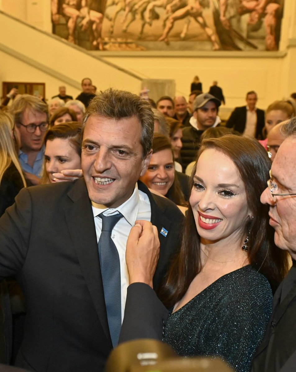 onettovictoria's tweet photo. Dimos por iniciado el 38° Festival Internacional de Cine de Mar del Plata 🎬 junto a @SergioMassa , el Ministro @CulturaNacionAR , Tristán Bauer, @fsaintout y autoridades del #Festival, nacionales y provinciales y querídisimos colegas actores y actrices en el maravilloso @auditoriumrs 

Creemos fuertemente que el cine es una de las manifestaciones artísticas que contribuyen a la construcción de nuestra identidad nacional. Como herramienta que fomenta el pensamiento crítico, impulsar la industria cinematográfica con sus actores, actrices, cineastas, productores, montajistas y editores, resulta fundamental para continuar repensando la idiosincrasia de nuestro pueblo. 

Este Festival es el único clase A de América Latina. Promover su realización, año tras año, es parte de nuestra tarea para que todos los y las bonaerenses tengan acceso a diferentes producciones de todo el mundo.

¡Qué viva el Festival! 💙

#DerechoAlFuturo #ProvinciaDeTodxs

@kicillofok @CulturaPBA @auditoriumrs @INCAA_Argentina @culturanacionar @fejlima  @cecidiez @dianasaieg5 @fefoprieto @CancilleriaARG