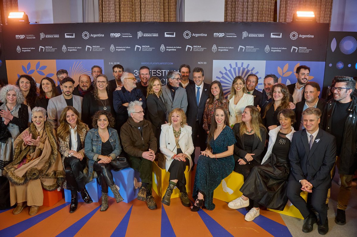 onettovictoria's tweet photo. Dimos por iniciado el 38° Festival Internacional de Cine de Mar del Plata 🎬 junto a @SergioMassa , el Ministro @CulturaNacionAR , Tristán Bauer, @fsaintout y autoridades del #Festival, nacionales y provinciales y querídisimos colegas actores y actrices en el maravilloso @auditoriumrs 

Creemos fuertemente que el cine es una de las manifestaciones artísticas que contribuyen a la construcción de nuestra identidad nacional. Como herramienta que fomenta el pensamiento crítico, impulsar la industria cinematográfica con sus actores, actrices, cineastas, productores, montajistas y editores, resulta fundamental para continuar repensando la idiosincrasia de nuestro pueblo. 

Este Festival es el único clase A de América Latina. Promover su realización, año tras año, es parte de nuestra tarea para que todos los y las bonaerenses tengan acceso a diferentes producciones de todo el mundo.

¡Qué viva el Festival! 💙

#DerechoAlFuturo #ProvinciaDeTodxs

@kicillofok @CulturaPBA @auditoriumrs @INCAA_Argentina @culturanacionar @fejlima  @cecidiez @dianasaieg5 @fefoprieto @CancilleriaARG