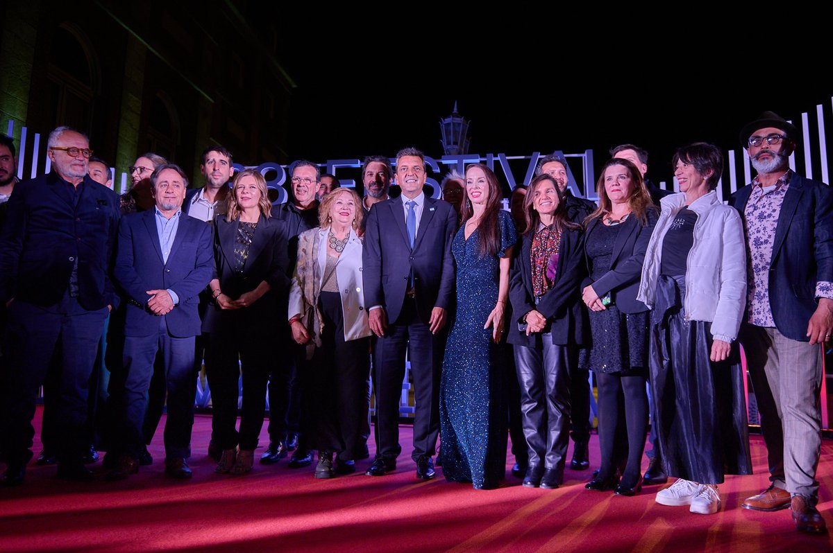 onettovictoria's tweet photo. Dimos por iniciado el 38° Festival Internacional de Cine de Mar del Plata 🎬 junto a @SergioMassa , el Ministro @CulturaNacionAR , Tristán Bauer, @fsaintout y autoridades del #Festival, nacionales y provinciales y querídisimos colegas actores y actrices en el maravilloso @auditoriumrs 

Creemos fuertemente que el cine es una de las manifestaciones artísticas que contribuyen a la construcción de nuestra identidad nacional. Como herramienta que fomenta el pensamiento crítico, impulsar la industria cinematográfica con sus actores, actrices, cineastas, productores, montajistas y editores, resulta fundamental para continuar repensando la idiosincrasia de nuestro pueblo. 

Este Festival es el único clase A de América Latina. Promover su realización, año tras año, es parte de nuestra tarea para que todos los y las bonaerenses tengan acceso a diferentes producciones de todo el mundo.

¡Qué viva el Festival! 💙

#DerechoAlFuturo #ProvinciaDeTodxs

@kicillofok @CulturaPBA @auditoriumrs @INCAA_Argentina @culturanacionar @fejlima  @cecidiez @dianasaieg5 @fefoprieto @CancilleriaARG