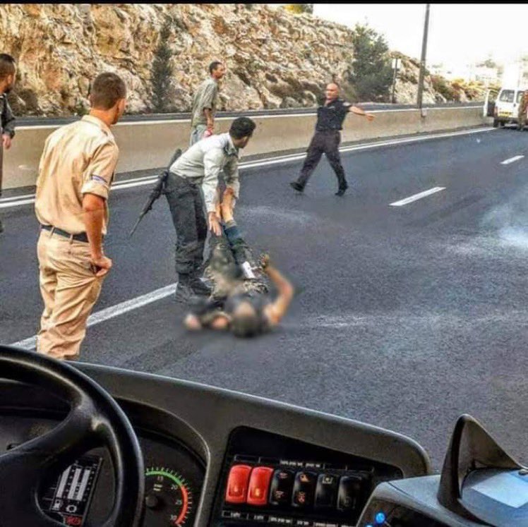 inpic0's tweet photo. #صورة من #فلسطين المحتلة عام 2015
عناصر كثيرة من الشرطة الأسرائيلية المسلحة يحيطون بإمرأة مدنية ملقاة على الأرض وهي تحترق يجردونها من ملابسها يضربونها ويسحبونها في الشارع ..

هذه الصورة لم تشاهدها  جماعات #حقوق_المرأة فهي تعود لسيدة فلسطينية تدعى #إسراء_جعابيص أسيرة اليوم في سجون الاحتلال منذ عام 2015 وهي امرأة مسالمة وأم لطفل واحد اسمه معتصم كانت تعمل في مساعدة المسُنين وكبار السن 
 #القصة