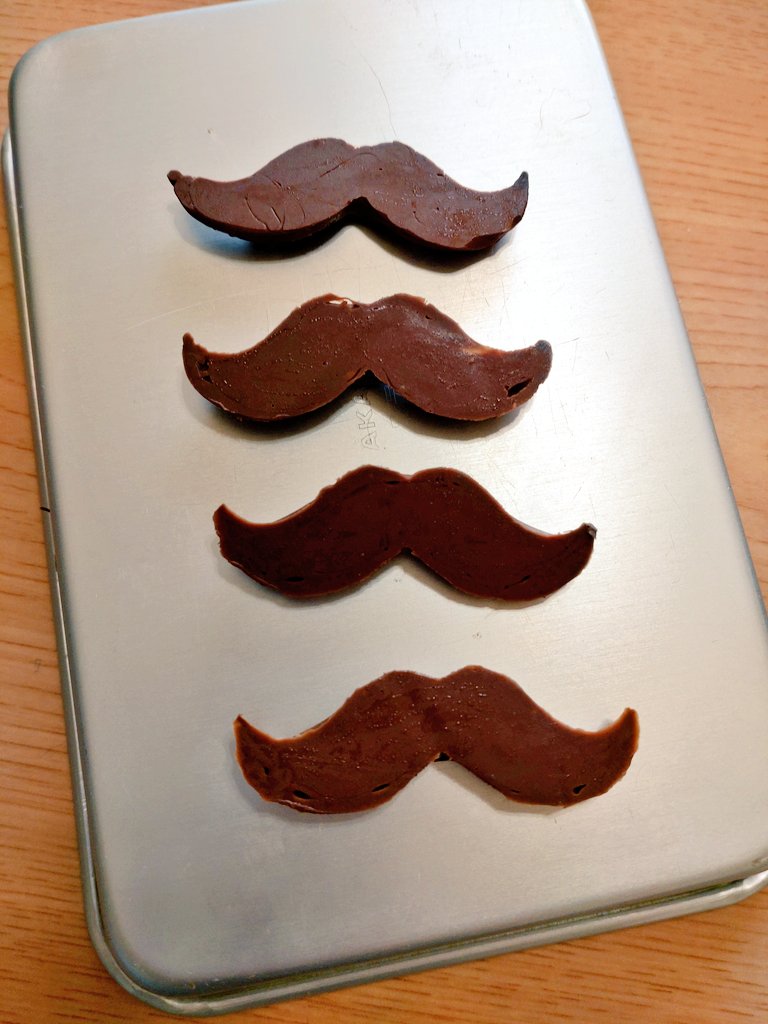 楢ちゃんレシピのスイーツ② ヒゲダンロゴのケーキピックを作成 お髭の