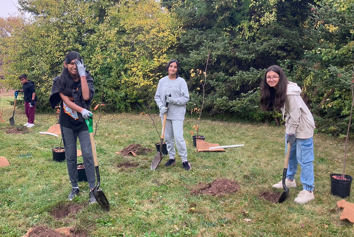 CVC_CA's tweet photo. Thanks to @MorningStarMS and @Cheynecheetahs for helping plant 200 native trees and shrubs in @CityMississauga last week!๐ณ These new plants will help provide more habitat, biodiversity, shade and slow down water during storm events!๐ฉ๏ธ #Youth4theCredit #PlantTreeswithCVC https://t.co/5quQDfkoRp