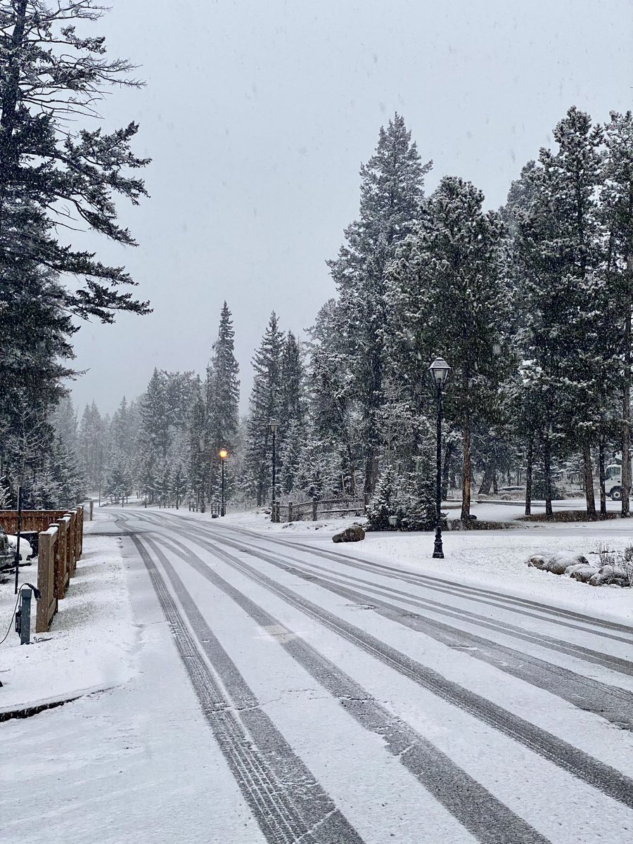 Wondering what kind of deal <a href="/FairmontJPL/">Jasper Park Lodge</a> has with Mother Nature… she always delivers just in time! #JasperCIN 

#JasperParkLodge #FirstSnowfall