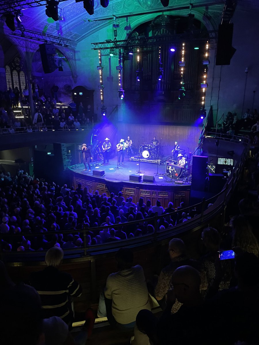 Thursday night brilliance from @crowmedicine tonight in Manchester @Alberthallmcr 🤠 🎶 🤠