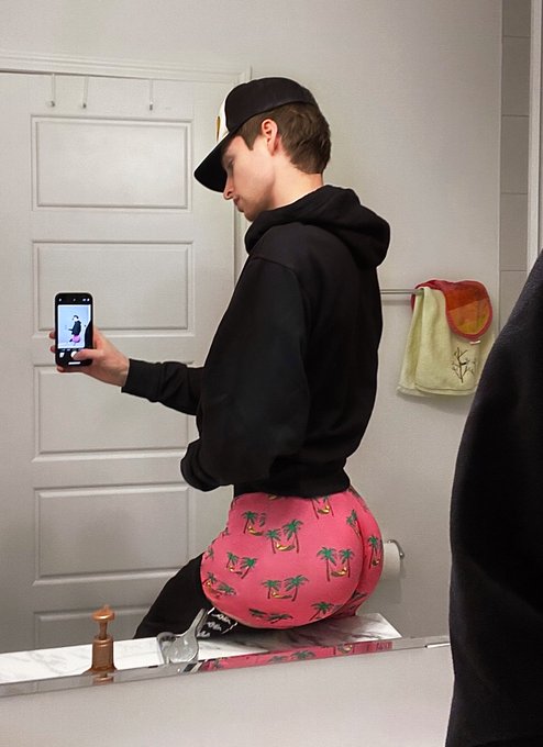 Like my pink undies? ? https://t.co/w7WAaC8o0u