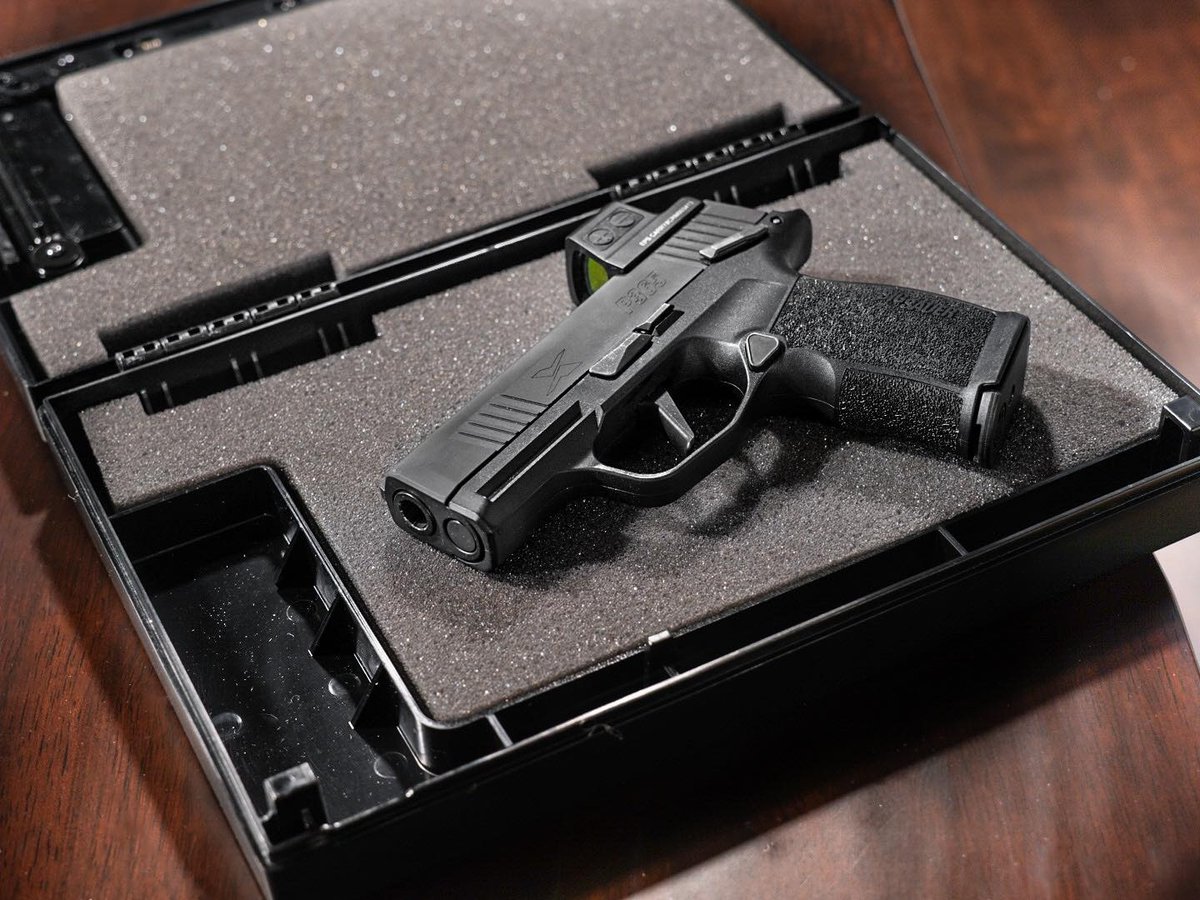 StopBoxUSA's tweet image. Settle a bet in the office...Glock or Sig? Comment below! 

📸 1. @mike_das
📸 2. @brycepenrod

# glock #sig #StopBox #StopBoxUSA #edc #2a #p365 #glock19