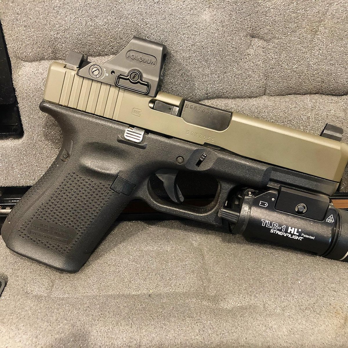 StopBoxUSA's tweet image. Settle a bet in the office...Glock or Sig? Comment below! 

📸 1. @mike_das
📸 2. @brycepenrod

# glock #sig #StopBox #StopBoxUSA #edc #2a #p365 #glock19