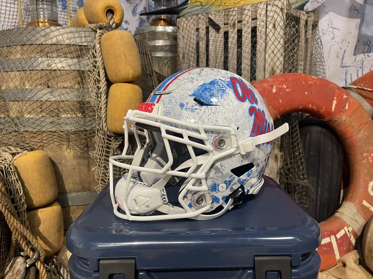 charles_592's tweet photo. 2022 Helmet of the year making its return ❄️ https://t.co/0HRg5kWoX9