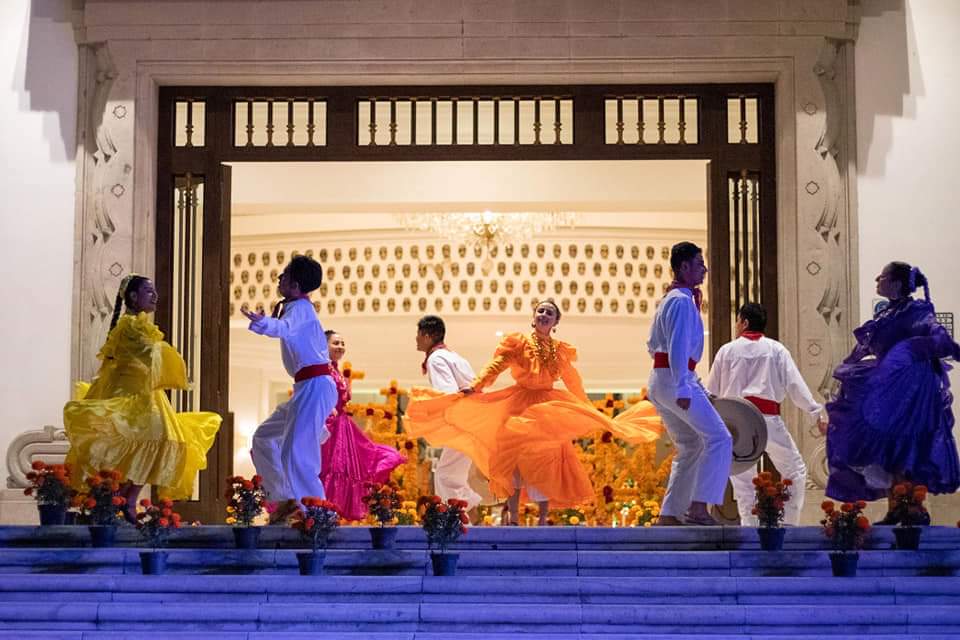 SCultura_Mich's tweet photo. 💀🌼 La fiesta de ánimas purépecha llegó al Complejo Cultural Los Pinos con el altar Ánimeecheri Kéjtsïtakua, y la música tradicional michoacana, en el marco del #FestivaldeMuertos de la Secretaría de Cultura.

#MichoacánCulturaViva https://t.co/BYIcJi5ntz