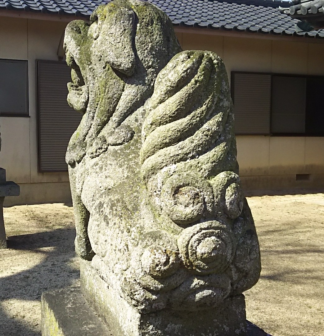 なぁにボール遊びをねだってんのよ？ 鼻息荒いぞ ＃香川県の狛犬 ＃狛犬 ＃八方大荒神 ＃三木町