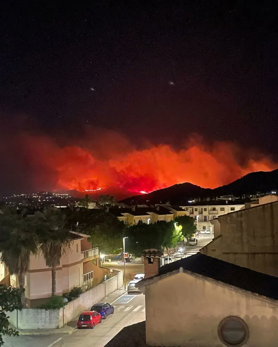 PSPVPotries's tweet photo. Estem, de nou, a la disposició del govern de #Potries que acaba d’habilitar “2 albergs per acollir a usuaris/àries de la residència "El Balcó de la Safor". Passaran la nit 30 persones en la Fonda d'Entitats i 58 persones en la Casa de la Cultura, amb el personal de la residència. https://t.co/FKwDhJFN7a