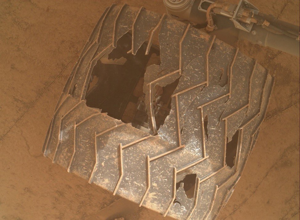 latestinspace's tweet photo. Recent images from NASA show the Curiosity Mars rover has lost ~1/3 of one of its wheels https://t.co/FI6yMLYXvY