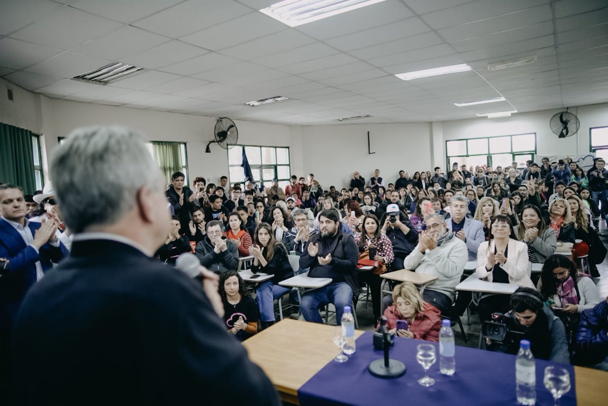 sergiounac's tweet photo. 🇦🇷Comprometidos con la educación pública, siempre!

Uno de los pilares fundamentales de la Justicia Social, es asegurar igualdad de oportunidades para todos y cada uno de los ciudadanos. Igualdad que se forja y promueve, sin dudas, desde la educación pública, gratuita y de calidad. Un derecho fundamental que hemos conseguido a partir de la lucha y del esfuerzo, y que debemos defender más que nunca.

Hoy, junto a @RossiAgustinOk participamos de la clase pública que se dictó en la Facultad de Sociales, de la @UNSJ_Oficial, aportando nuestras perspectivas, intercambiando opiniones y escuchando a nuestros estudiantes. 

Gracias al rector @TadeoBerenguer, a la vicerrectora, Analía Ponce, y al decano @marcelucerounsj, por acompañarnos en este enriquecedor encuentro, que nos fortalece para seguir trabajando por nuestra valiosa educación pública.