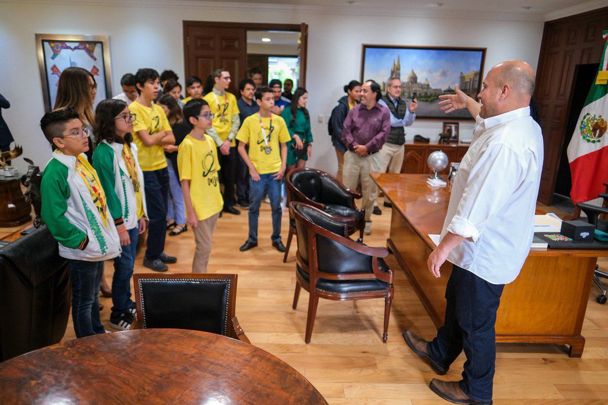 JCFloresMiramon's tweet photo. Estuve con el gobernador @EnriqueAlfaroR en Casa Jalisco donde recibimos a los estudiantes ganadores de la 28 Olimpiada Mexicana de Informática, que lograron cuatro medallas de oro, tres de plata y dos bronce y pasan a la preselección mexicana rumbo a Egipto 2024. ¡Felicidades! https://t.co/vxqr3JE2jb