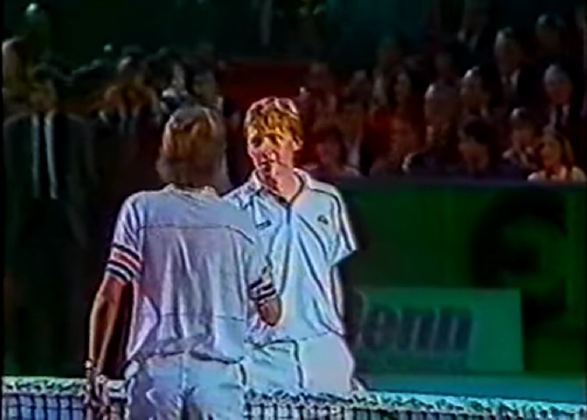 PaoloStarvaggi's tweet photo. #TV80 - lun. 3 nov. ‘86. Su Canale5 alle 23 – telecronista ovviamente Rino Tommasi – va in onda in differita (di un giorno) la finale del primo torneo indoor di Parigi-Bercy. Lo vince Boris Becker: 6-4 6-3 7-6(6-3) allo spagnolo Sergio Casal, il boy-friend di Raffaella Reggi. https://t.co/29Jl03Cp4b