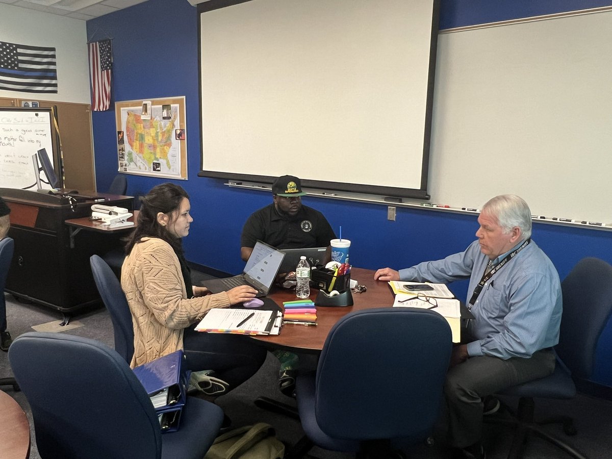 DocMassnick's tweet image. A project that was meant to engage students, combine four years of educational learning and giving back to our community has and does just that and this what it looks like. Students working with law enforcement trying to resolve cold cases. Five to be exact!?! Love the dedication