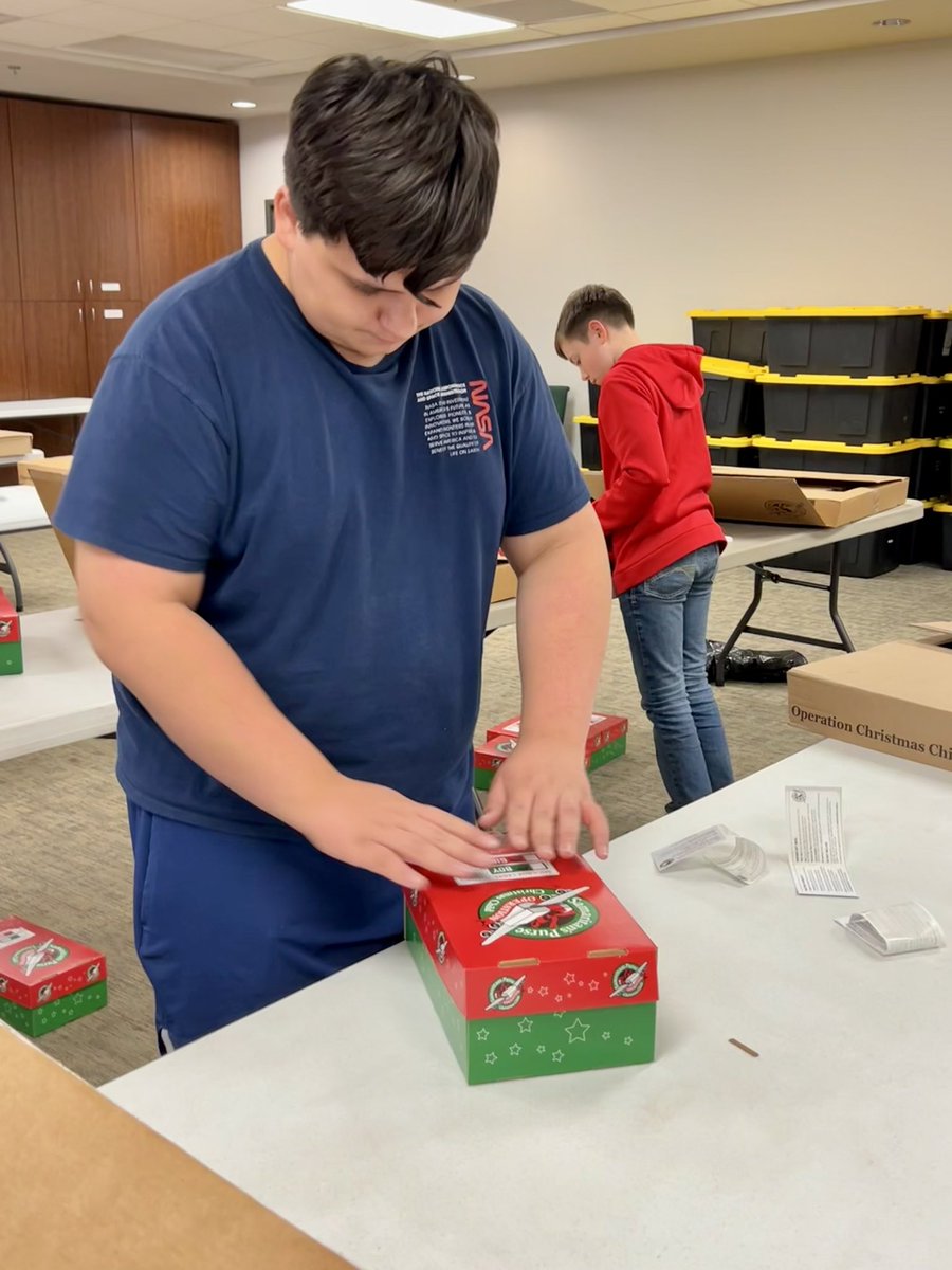 MFMSUpdates's tweet image. Building shoeboxes for Operation Christmas Child! @MFMSPride @MarbleFallsMS