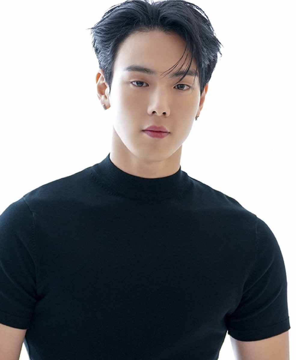 [#wwmx_shownu] @OfficialMonstaX 's Shownu saw someone in the audience at the final live broadcast of 'Street Women Fighter 2' fall and took quick action. As the audience tried to approach the stage to see the final dance crew, a woman collapsed in the crowd . At this time,