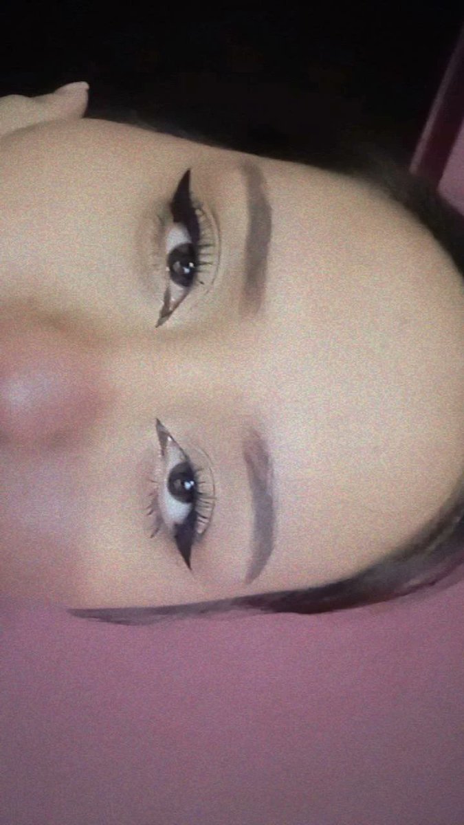 jeesygalindo's tweet photo. La @yerimua  diciendo en su Live de hoy que solo a las put@ les sale un buen delineado y pues lo confirmo pero yo no cobro manaaaaaa las doy gratis 🥺😓 https://t.co/VdaISCrTQf