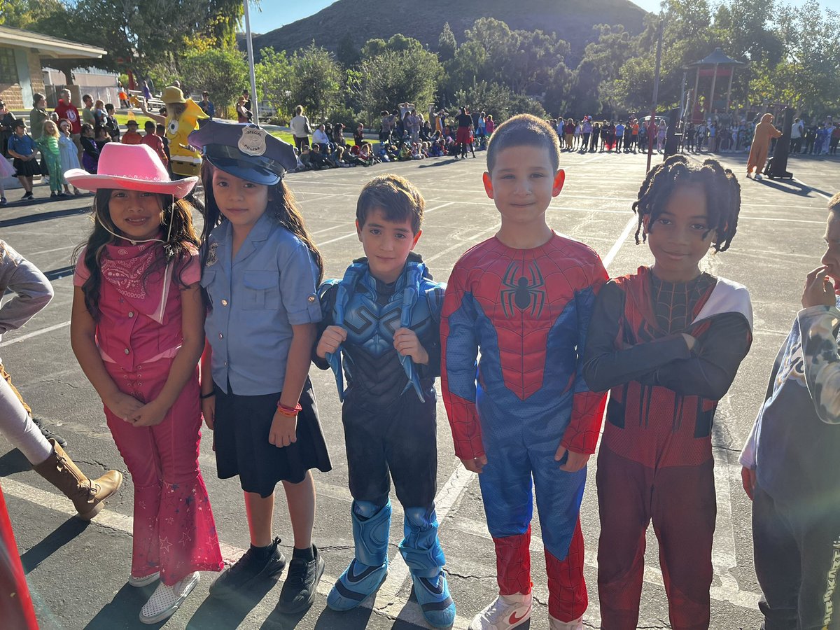 MsSlattum's tweet photo. Halloween was a blast in Room 5👻🎊@MadronaMustangs https://t.co/c2qzbjtcOG