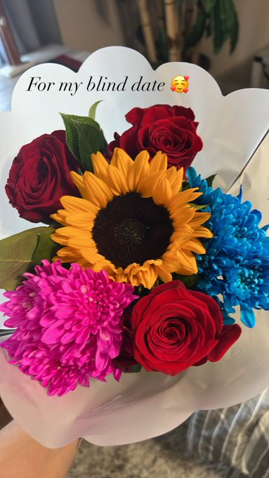 1 pic. Was so lucky to have @EllaReeseXXX as my blind date for @bellesaplus ? I gave her flowers and