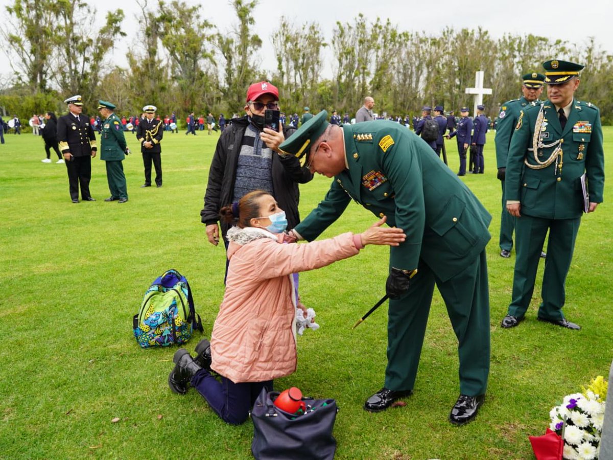 FuerzasMilCol's tweet photo. #GeneralGiraldo: "En la conmemoración del Día de los Santos Difuntos, acompañamos a las queridas familias de nuestros soldados que ofrendaron la vida en cumplimiento del deber. Sus nombres y la valentía de sus corazones han quedado impresos en la historia de nuestro país" (1) https://t.co/S71qF7g5at