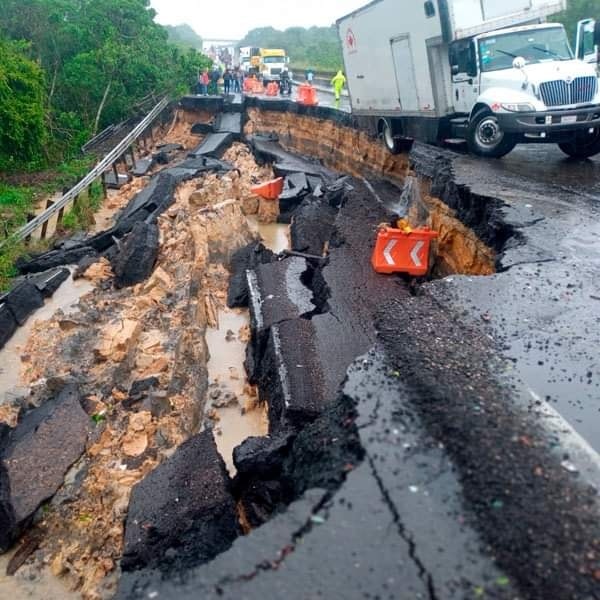 MeganoticiasXAL's tweet image. #MNXAL Derivado de las intensas lluvias se registró un enorme socavón sobre la carretera #Cosoleacaque-Nuevo Teapa

t.ly/jB5qq