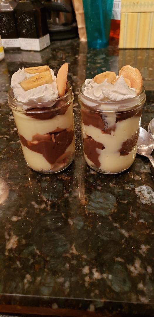 NewClearHarley's tweet photo. #Week9 #DFS #MatchupMeal @DraftKings @FanDuel @Fanball @MyFantasyLeague @SleeperHQ @UnderdogFantasy @YahooFantasy @ESPNFantasy @usatodaysports @usatodayfantasy Entree: Nashville Hot Chickn Sloppy Joe Greenes. Dessert: Banana/Choc. Pudding Parfait Cocktail: FussFungle w/TN Bourbon https://t.co/UE4NmqrYAM