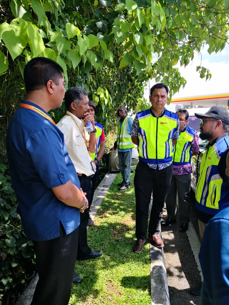 JkrKinta's tweet photo. 2 Nov 2023 - Satu sesi lawatan tapak oleh Pengarah Kerja Raya Negeri Perak telah diadakan di lokasi banjir FT240 Jalan Jelapang - Ampang bersama Jurutera Awam Penguasa Jalan Perak. Turut serta Puan Jurutera Daerah Kinta dan juga pihak konsesi. https://t.co/z1dtsAommU