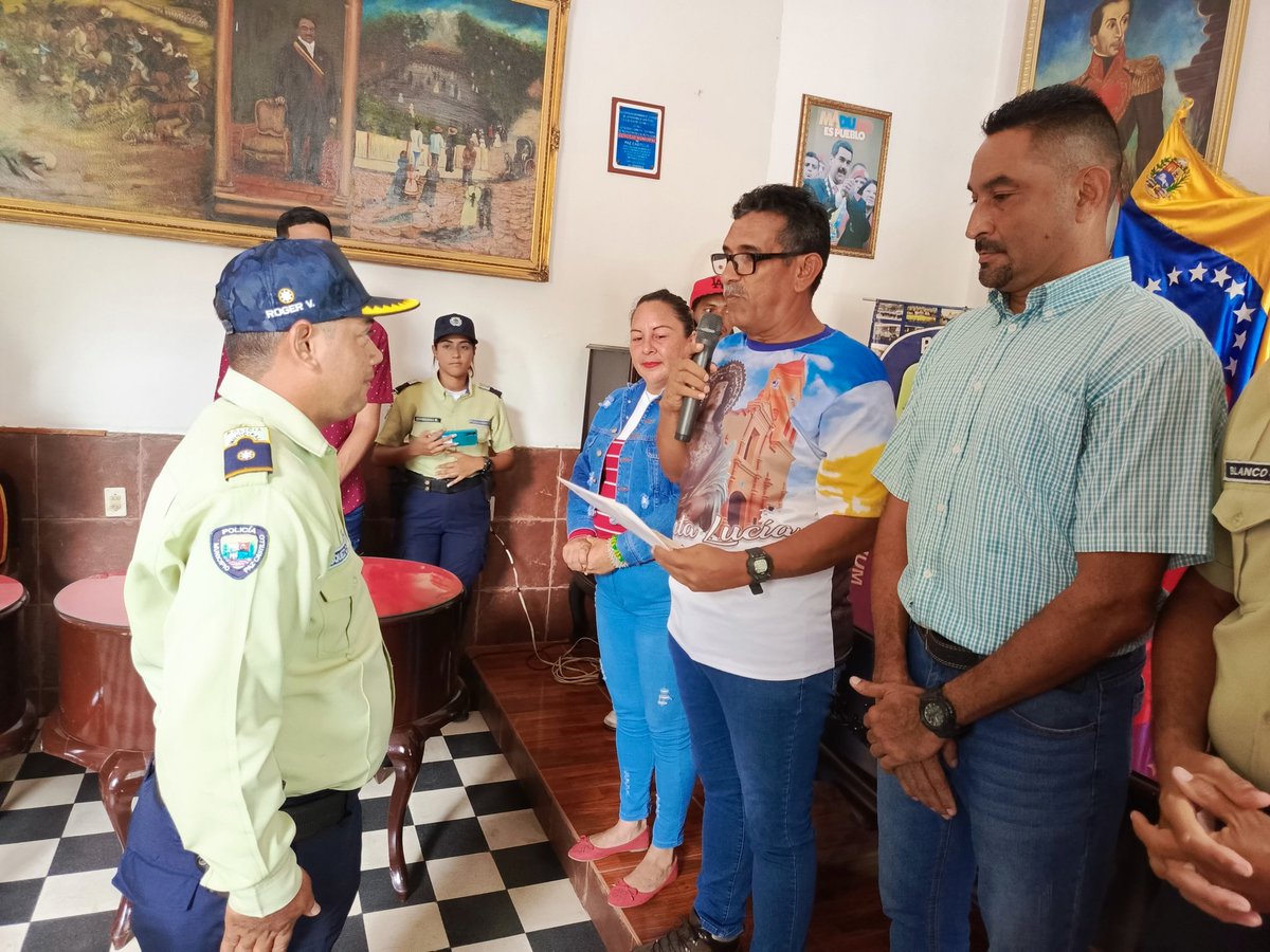 CMPazCastillo's tweet photo. Desde el Salón de Sesiones Generalísimo Francisco de Miranda se realizó la Sesión Especial de Ascensos Extraordinarios a funcionarios y funcionarias de la Policía Municipal de Paz Castillo, acto presidido por el concejo municipal y alcalde @VictorJulioGo. 
#ElEsequiboEs5VecesSI https://t.co/00sDNlHd6C