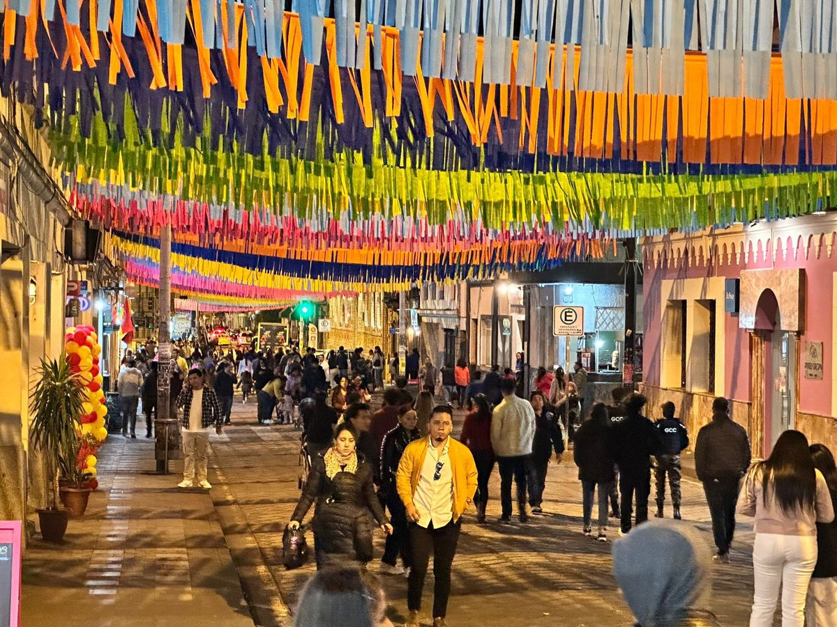 aaguilararizaga's tweet photo. Apropiación del espacio público, para las personas. Calle larga solo para peatones. Que viva Cuenca!! https://t.co/RiEi5mXjOu