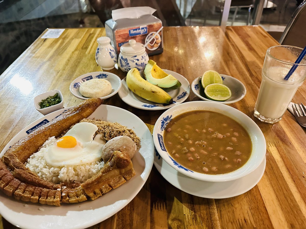 一个忠告：不要轻易相信一个哥伦比亚人口中的好吃。怎么说呢，Google map 上评分4.5,很高了。当地特色菜，当地人推荐的好评餐厅。口味怎么评价呢，我尽力了。我把鸡蛋、香蕉、牛油果吃完了！