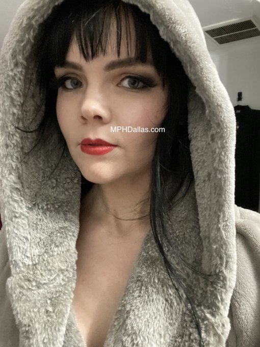 Stopped filming smut, put on comfy robe. https://t.co/rryx5wXJAu