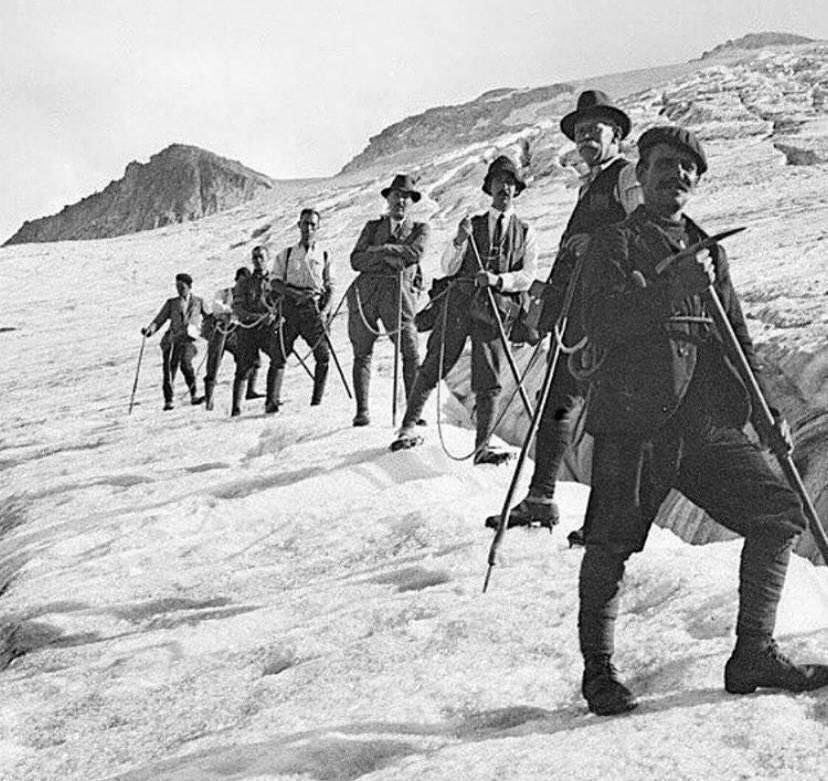 Ahora que ya están llegando las primeras nieves, que bueno recordar como iban “equipados” esos valientes en esta foto del Glaciar del Pico Aneto (3.404 mts.) en 1927 lo podéis  comprobar, igualito que ahora 🏔️

#historiamontañera #pirineoaragonés #picoaneto