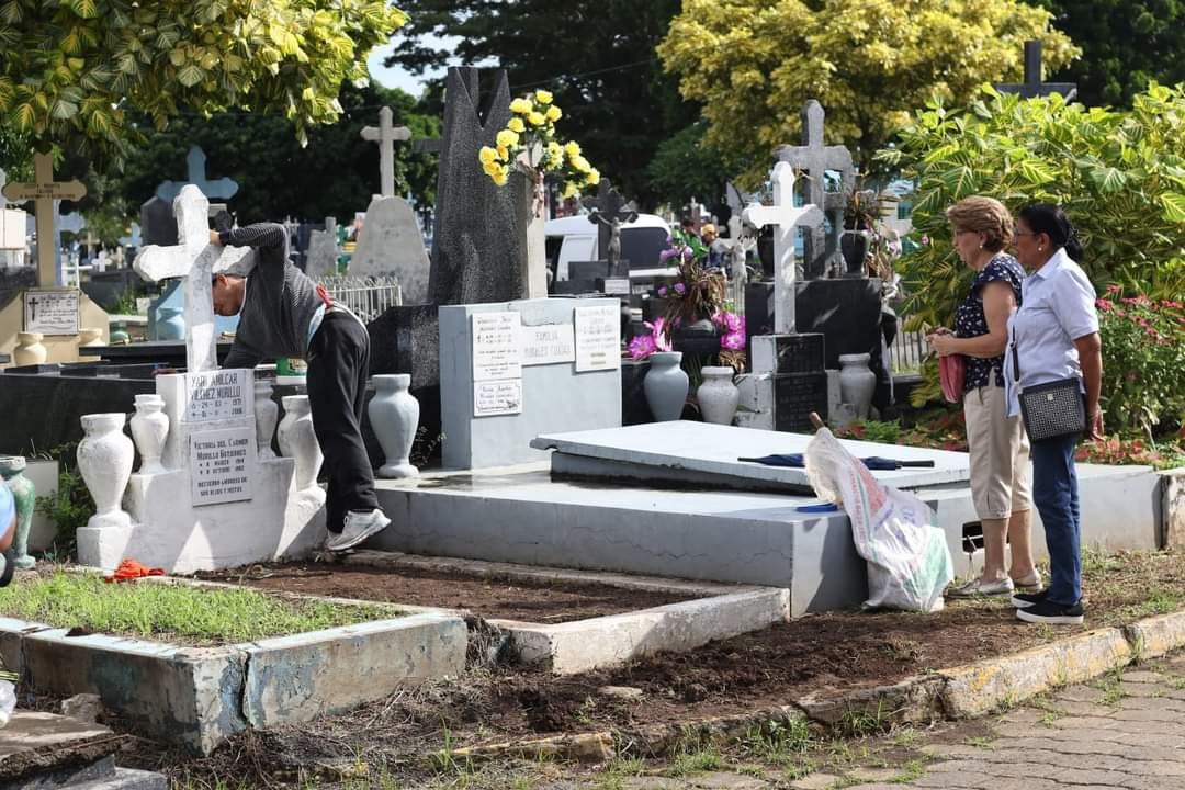 Las familias nicaragüense visitan los cementerios en este día recordando a los seres queridos #FuerzaDeVictorias
#SomosUNAN
#13DeJulio
#TropaSandinista