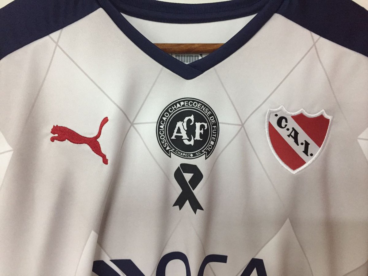 CAIplaneta's tweet photo. Así tratamos los argentinos a los brasileros. Mientras que cualquier hincha del equipo que sea, sabe que yendo a Brasil, la policía los va a regalar a la hinchada rival, y que los va a reprimir.

Repudio total a esto que vive pasando cada vez que un club argentino visita Brasil. https://t.co/8qqxRzyvGp