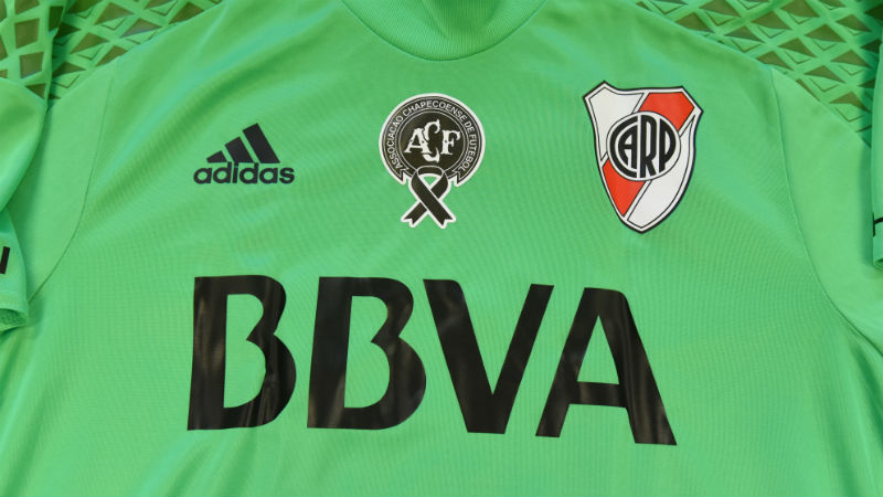 CAIplaneta's tweet photo. Así tratamos los argentinos a los brasileros. Mientras que cualquier hincha del equipo que sea, sabe que yendo a Brasil, la policía los va a regalar a la hinchada rival, y que los va a reprimir.

Repudio total a esto que vive pasando cada vez que un club argentino visita Brasil. https://t.co/8qqxRzyvGp
