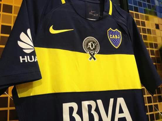 CAIplaneta's tweet photo. Así tratamos los argentinos a los brasileros. Mientras que cualquier hincha del equipo que sea, sabe que yendo a Brasil, la policía los va a regalar a la hinchada rival, y que los va a reprimir.

Repudio total a esto que vive pasando cada vez que un club argentino visita Brasil. https://t.co/8qqxRzyvGp