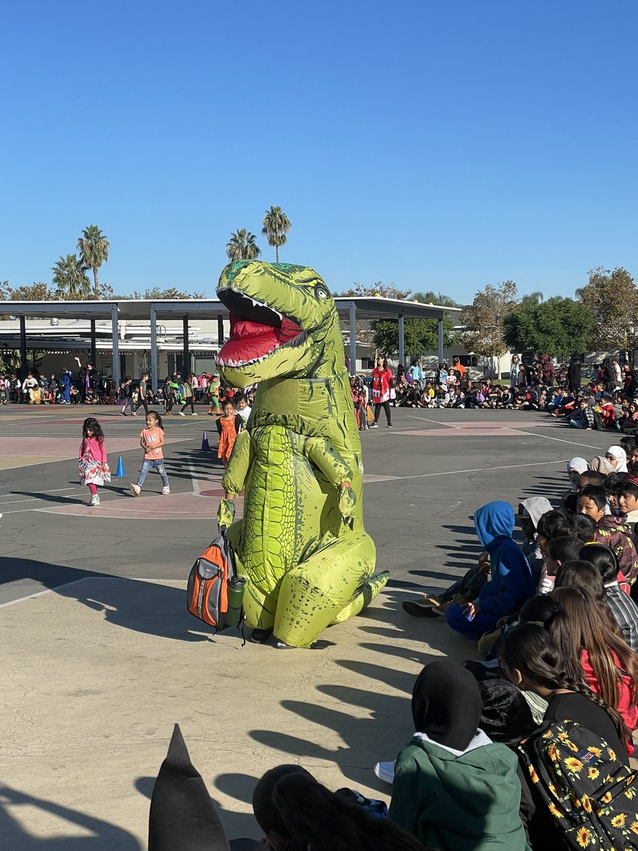 Happy Halloween from the Naranca Mustangs! It was a great day for a parade with parents! @CajonValleyUSD