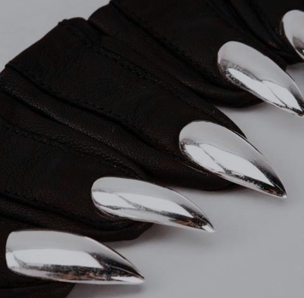 — ᴀ ᴅɪꜰꜰᴇʀᴇɴᴛ ʙʀᴇᴇᴅ ᴏꜰ ᴡᴏᴍᴀɴ…