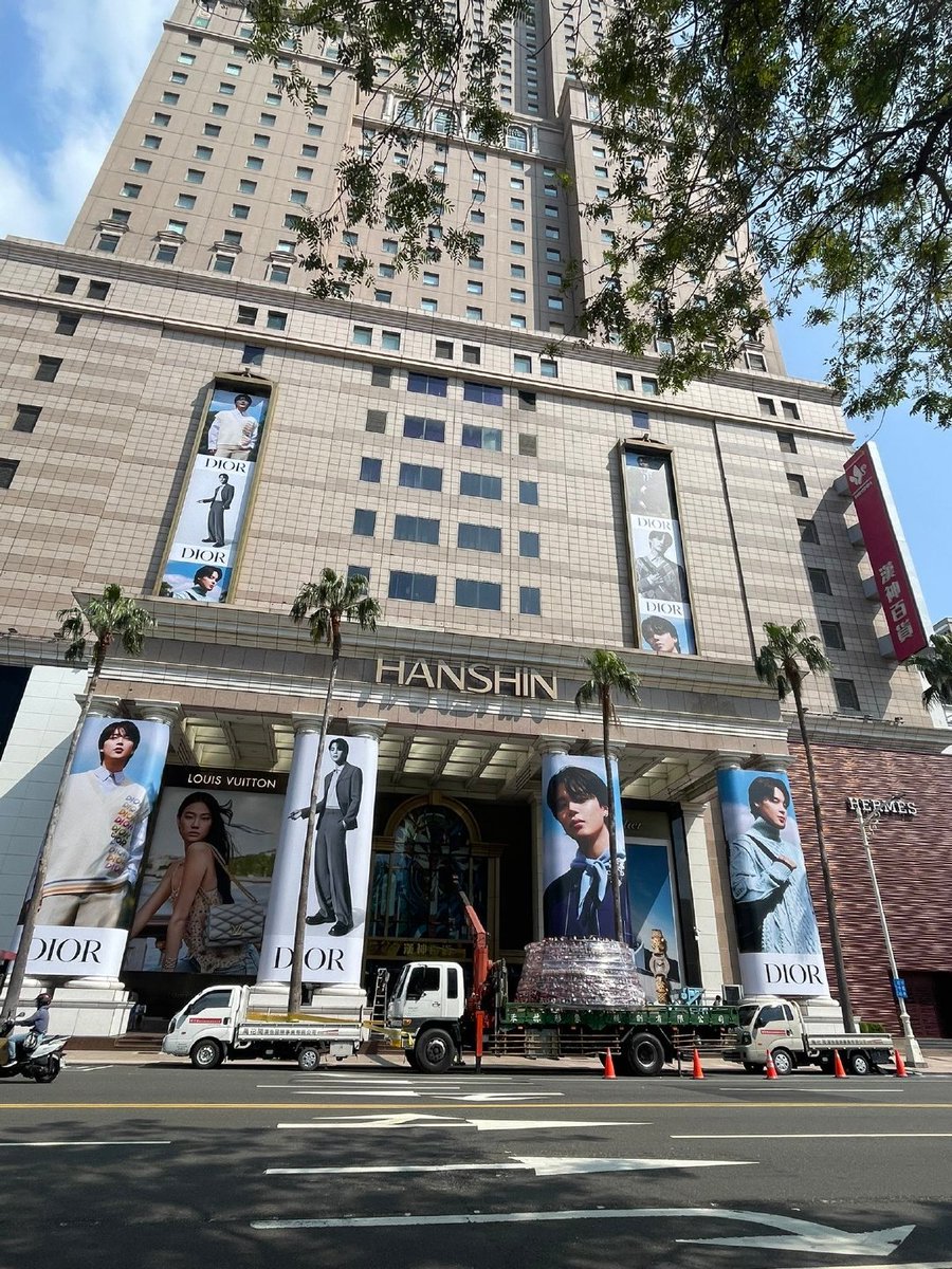 PJM_data's tweet photo. Jimin's Dior Spring 2024 campaign advertisements at the Hanshin Department Store, Kaohsiung, Taiwan 🤯

This is so impressive! Magnificent and elegant! 👏👏

#JIMINxDIOR 
DIOR GLOBAL AMBASSADOR JIMIN https://t.co/v3wilYkrCl