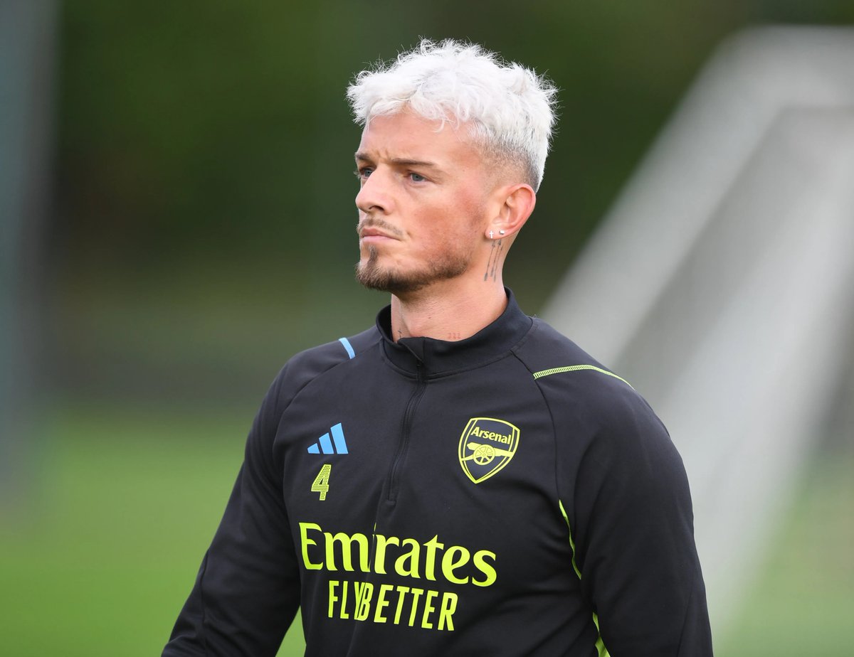 FPLlbb's tweet image. Here is the most overrated defender in the Premier League (New hair looks shit as well). #gooners #BenShite #FPLCommunity #FPL #Aftv