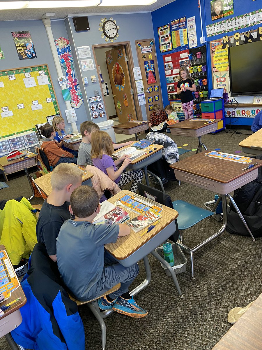 grade_b's tweet photo. Our first time with our 1st Grade Reading Buddies!! 💙📚 https://t.co/uaQBdeQDEV