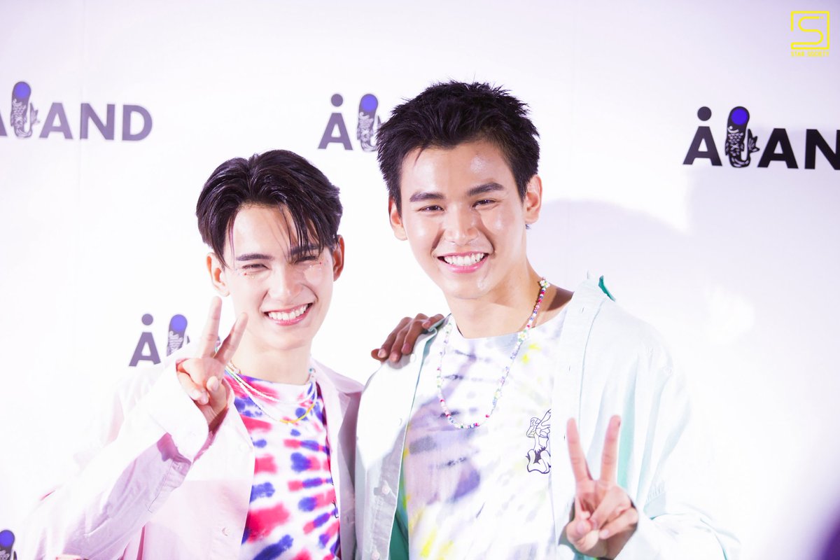 PenSaengda63752's tweet photo. His smile when he's with ja is something else 🧡💚

#Jafirst
#ALANDxJafirst https://t.co/kEDH0x0WpV